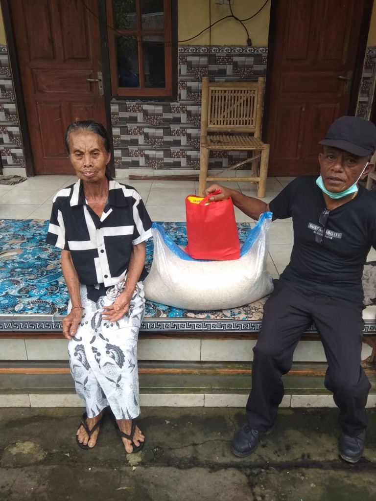 Penyerahan Sembako bagi Penyandang Disabilitas di Desa Kuwum